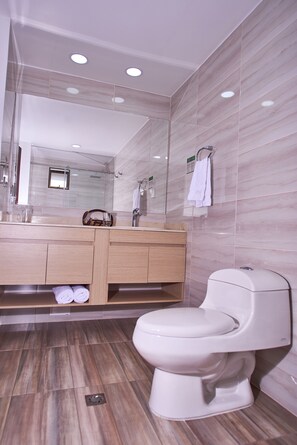 Elite Triple Room | Premium bedding, down duvets, Select Comfort beds, desk - Casa Esmeralda (Cali)