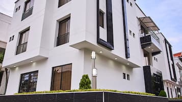 Vista frontal de la propiedad