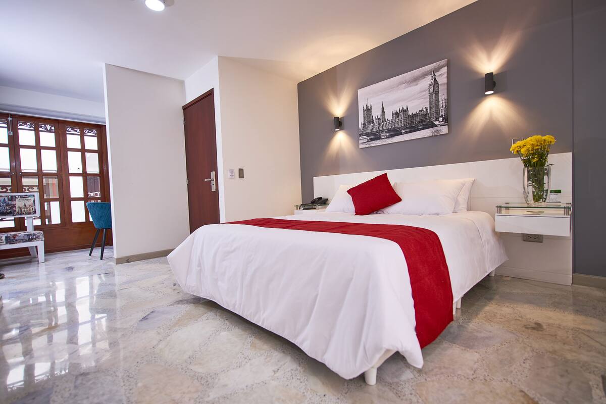 Habitación triple superior | Ropa de cama de alta calidad, edredón y camas Select Comfort 