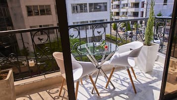 Elite-Dreibettzimmer | Hochwertige Bettwaren, Daunenbettdecken, Select-Comfort-Betten