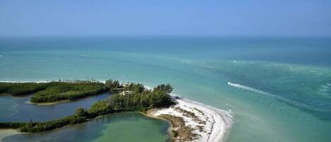 靠近海滩、海滩遮阳伞、沙滩毛巾