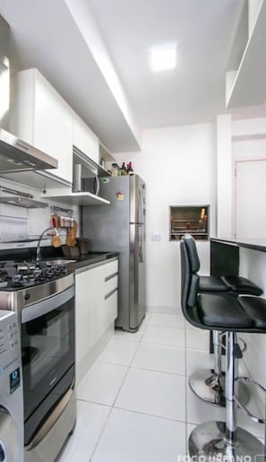 Geladeira, micro-ondas, fogão, cooktop