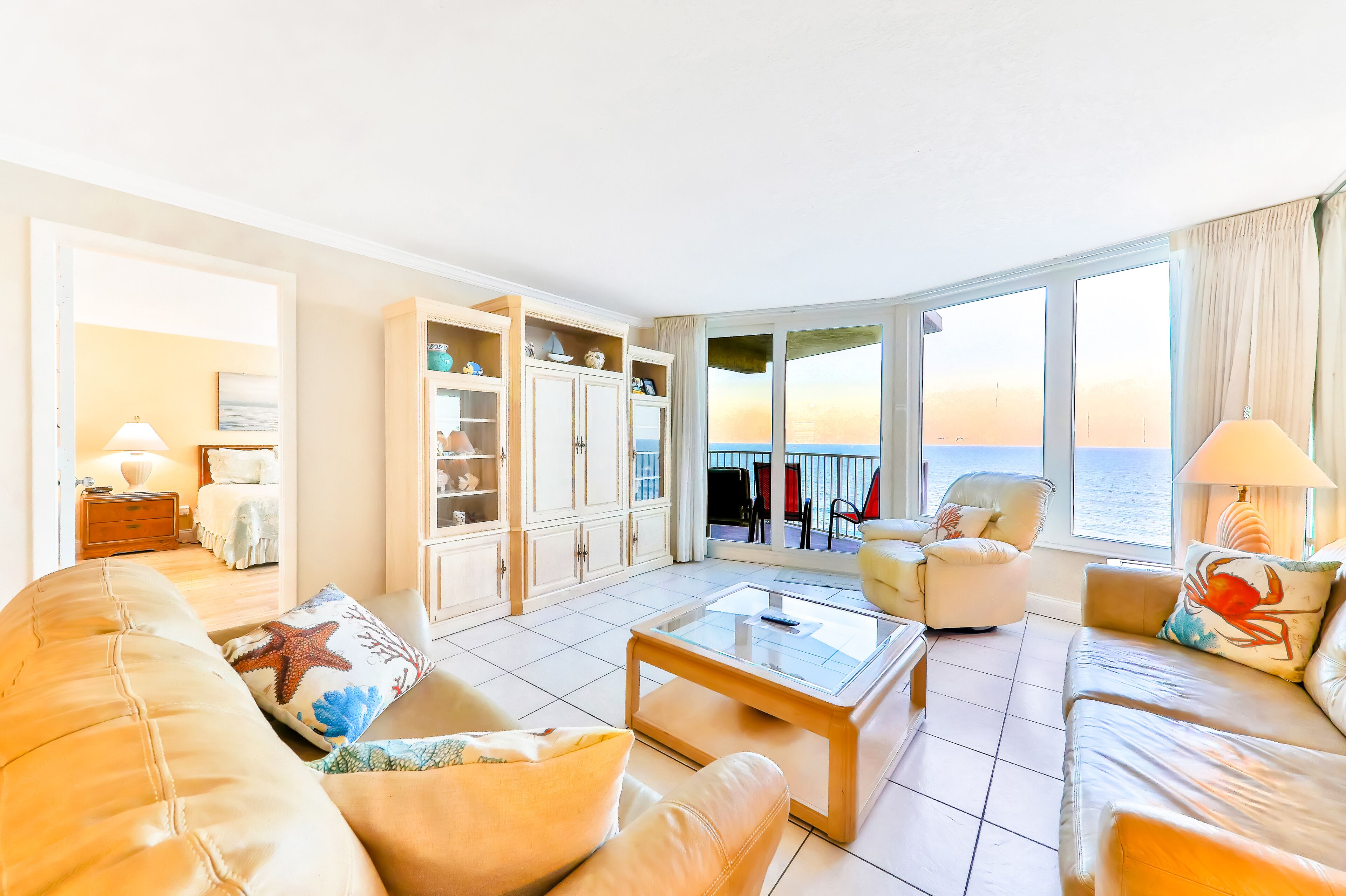 Oceanfront condo w/ beautiful views, shared pool, tennis, gym, & beach access