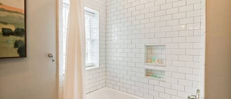 Douche, séchoir à cheveux, serviettes fournies