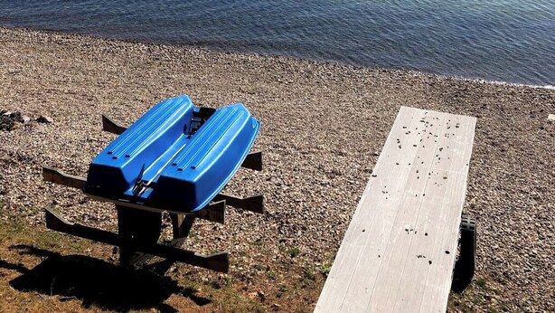På stranden