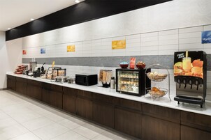 Café da manhã completo grátis todos os dias