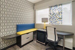 Habitación estándar, 1 cama de matrimonio grande, no fumadores (Shower Only) | 1 dormitorio, ropa de cama de alta calidad, colchones viscoelásticos
