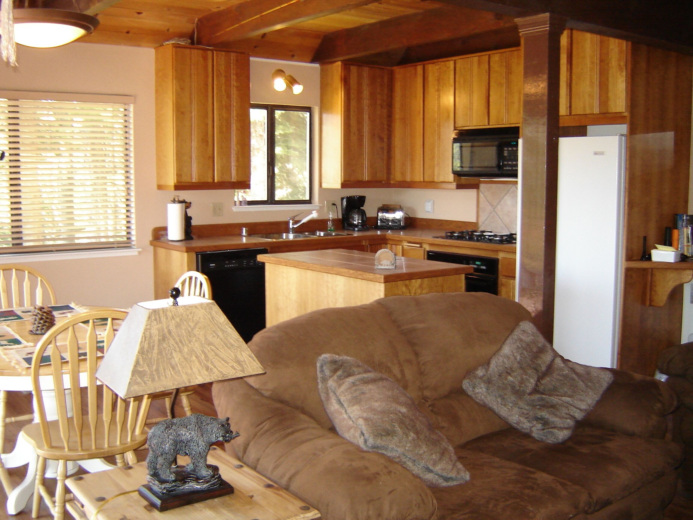 VIEW! VIEW! VIEW! Tahoe home, panoramic meadow/mountain views and pool table