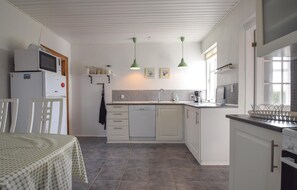 Køleskab, mikrobølgeovn, kogeplade, opvaskemaskine
