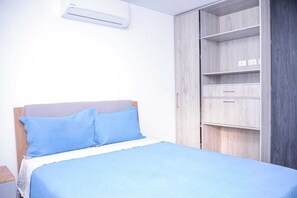 6 bedrooms, iron/ironing board, WiFi, bed sheets