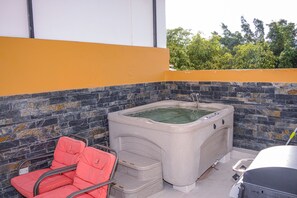 Outdoor spa tub
