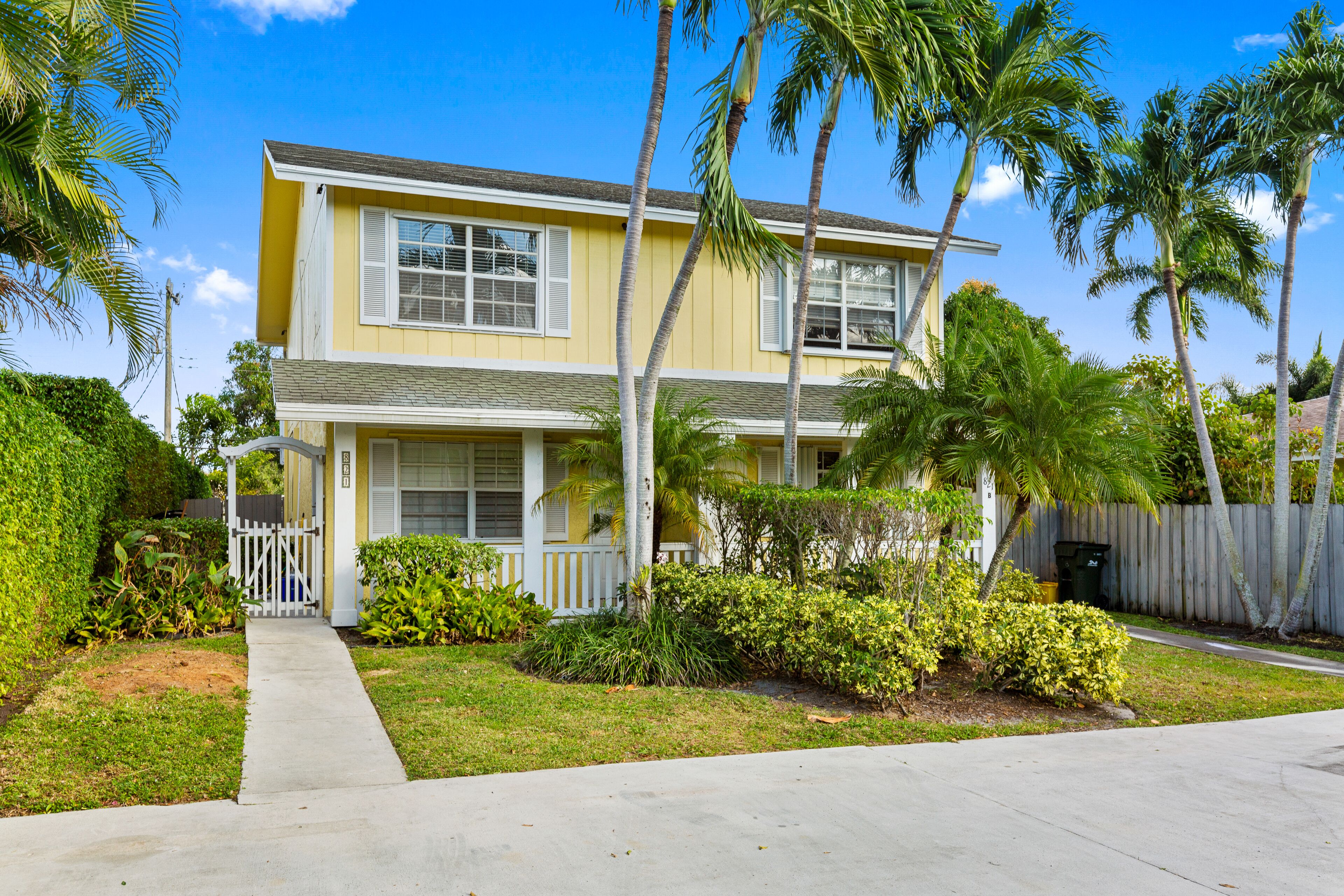Marina Beach Cottage, Walk To Beach & Downtown with Heated Pool