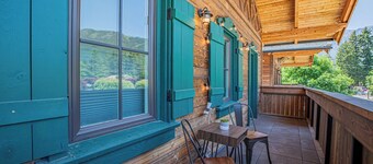 Welcome To Your Perfect Group Retreat! Sleeps up to 26 Hot Tub Pet Friendly!