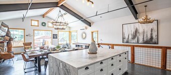 Welcome To Your Perfect Group Retreat! Sleeps up to 26 Hot Tub Pet Friendly!