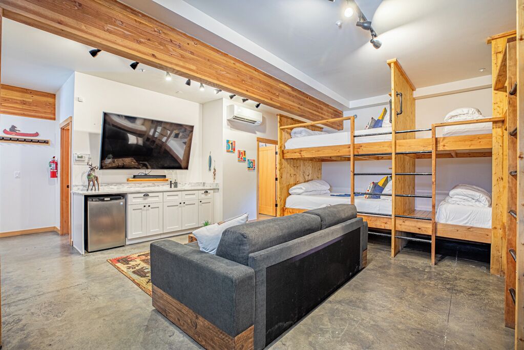 6 camere, una scrivania, ferro/asse da stiro, culla da viaggio