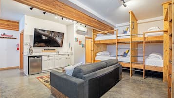 6 camere, una scrivania, ferro/asse da stiro, culla da viaggio