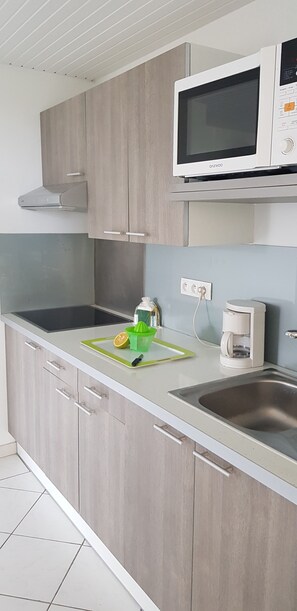 Mikrowelle, Wasserkocher mit Kaffee-/Teezubehör, Wasserkocher, Toaster