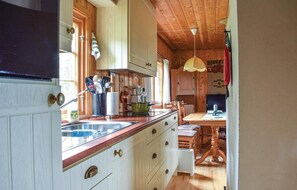 Fridge, oven, stovetop, dishwasher - Stunning home in Sjusjøen with kitchen (Sjusjøen)