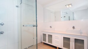 Badewanne, Haartrockner, Handtücher
