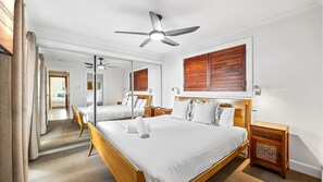 5 bedrooms, iron/ironing board, Internet, bed sheets - 5 bedroom home close to beach, pool and pet friendly (Alexandra Headland)