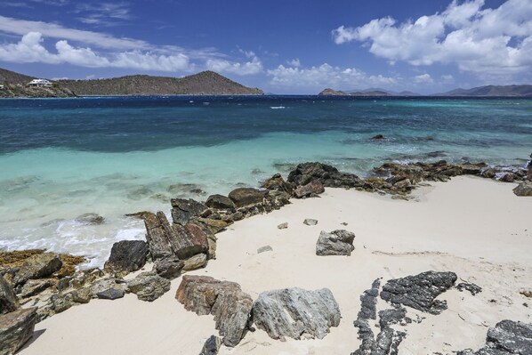 Sur la plage, chaise longue, serviettes de plage