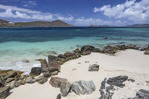 Plage, chaises longues, serviettes de plage