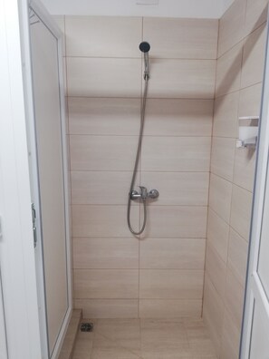Ducha del cuarto de baño