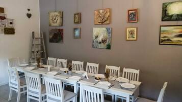 Daily continental breakfast (RON 20 per person)