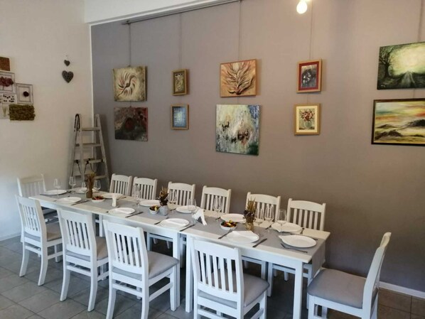 Daily continental breakfast (RON 20 per person)