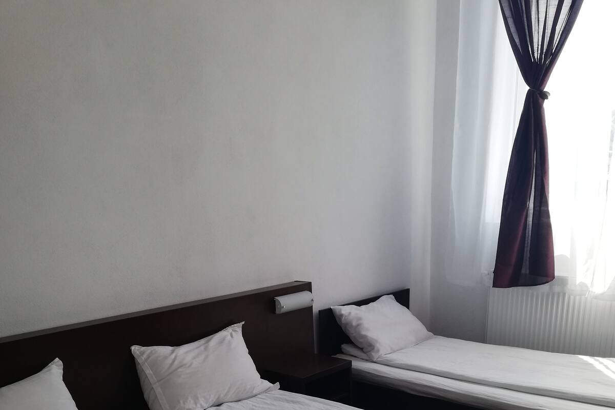 Chambre Triple Deluxe | Literie de qualité supérieure, couette en duvet d'oie