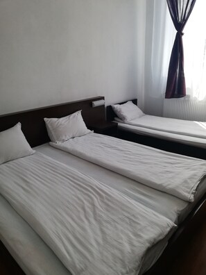 Quarto triplo luxo | Roupas de cama premium, edredons de pluma, quartos à prova de som