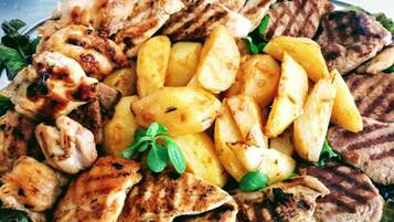 Sarapan ala kontinental setiap hari (RON 20 per orang)