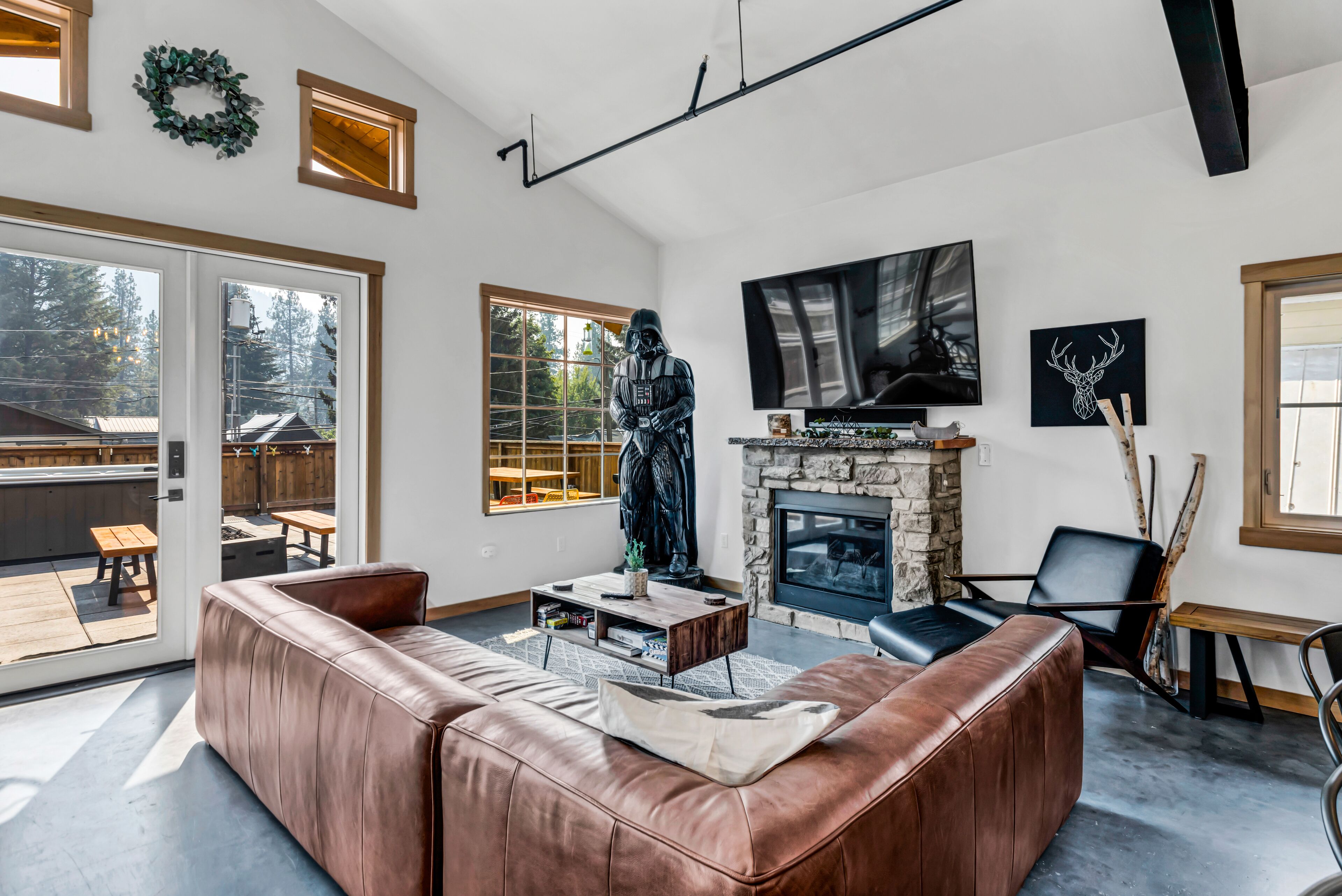 Smart TV, caminetto, impianto stereo