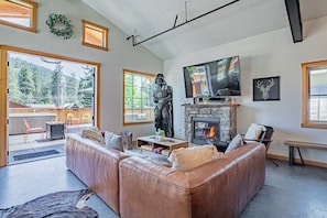 Smart TV, fireplace, stereo - Welcome To Your Perfect Group Retreat! Sleeps up to 26 Hot Tub Pets Welcome! (Leavenworth)