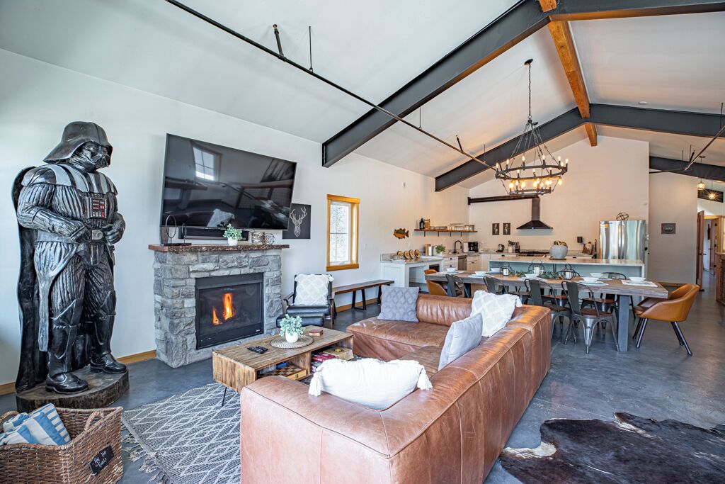 Smart TV, caminetto, impianto stereo