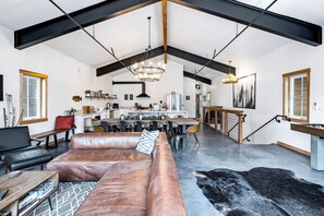 Smart-TV, Kamin, Stereoanlage