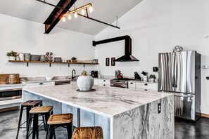 Fridge, microwave, oven, stovetop - Welcome To Your Perfect Group Retreat! Sleeps up to 26 Hot Tub Pets Welcome! (Leavenworth)