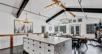 Welcome To Your Perfect Group Retreat! Sleeps up to 26 Hot Tub Pets Welcome!