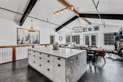 Welcome To Your Perfect Group Retreat! Sleeps up to 26 Hot Tub Pets Welcome!