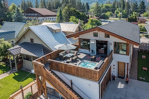 Outdoor dining - Welcome To Your Perfect Group Retreat! Sleeps up to 26 Hot Tub Pets Welcome! (Leavenworth)