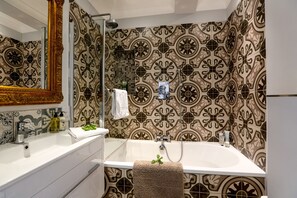Combined shower/bathtub, hair dryer, towels, soap - * Stylish * Central * Sea View * Modern (Hastings)
