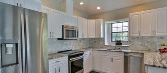 Designer Heated Salt Water Pool Home - Close to Ocean-Modern
