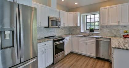 Designer Heated Salt Water Pool Home - Close to Ocean-Modern