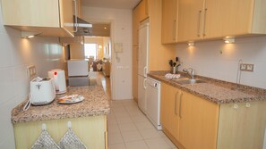 Een koelkast, een microgolfoven, een oven, een vaatwasser