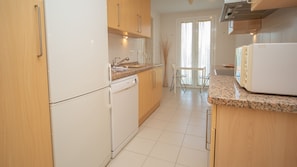 Een koelkast, een microgolfoven, een oven, een vaatwasser