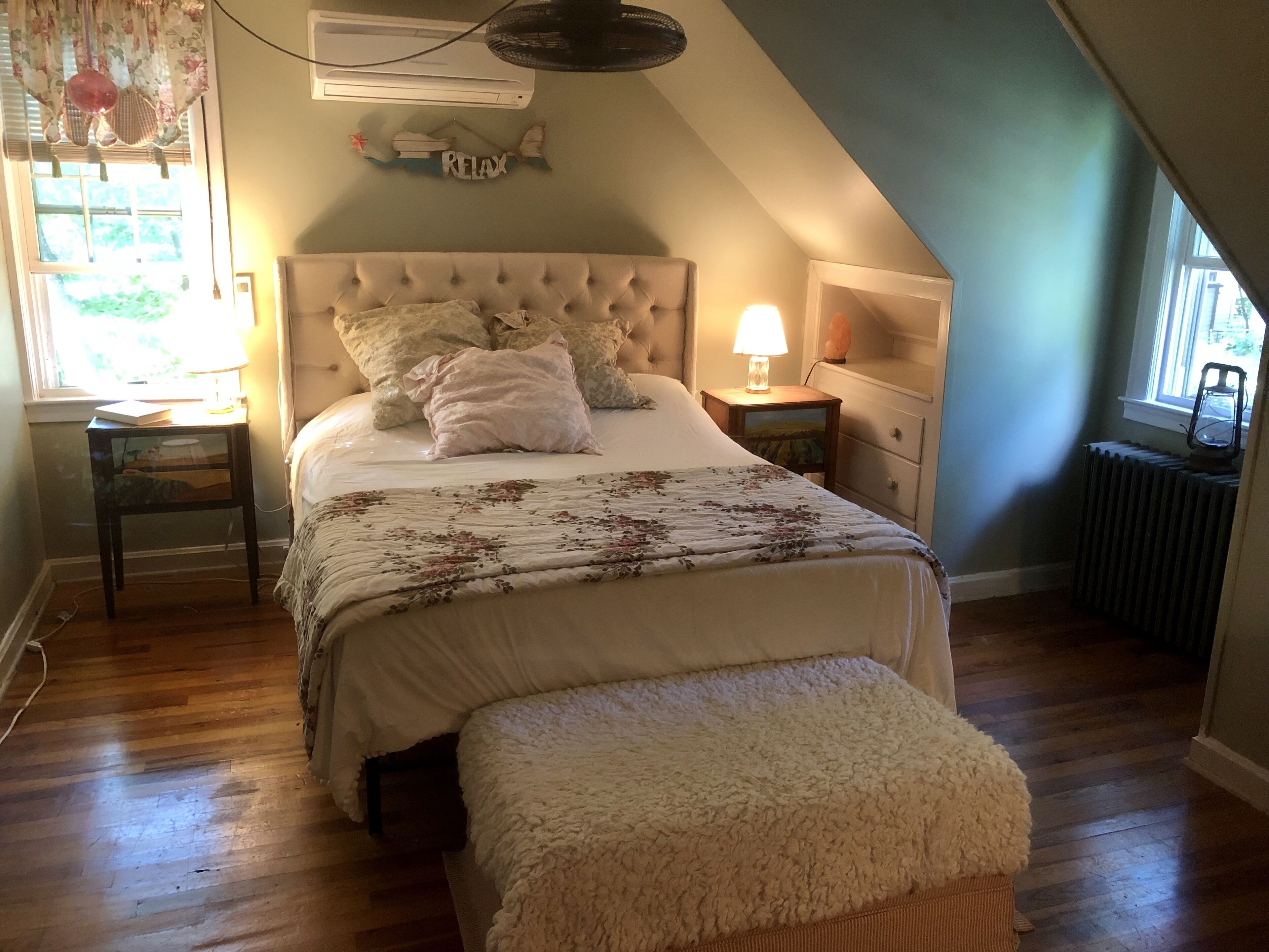 Rustic Cape by the Lake- 3 bedrooms