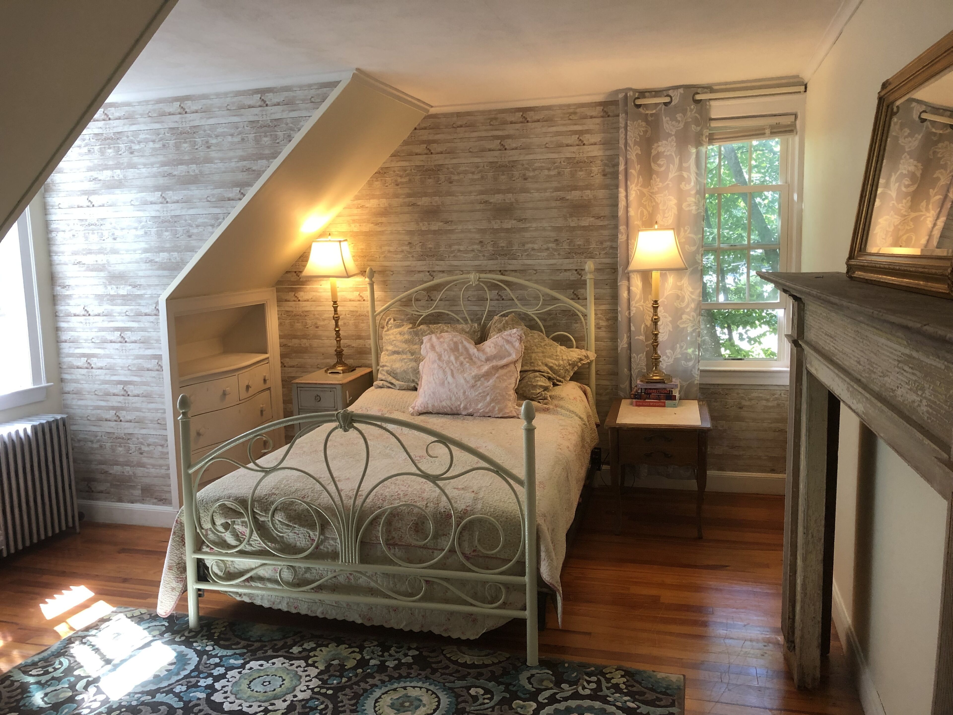 Rustic Cape by the Lake- 3 bedrooms