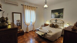 2 bedrooms, desk, iron/ironing board, WiFi