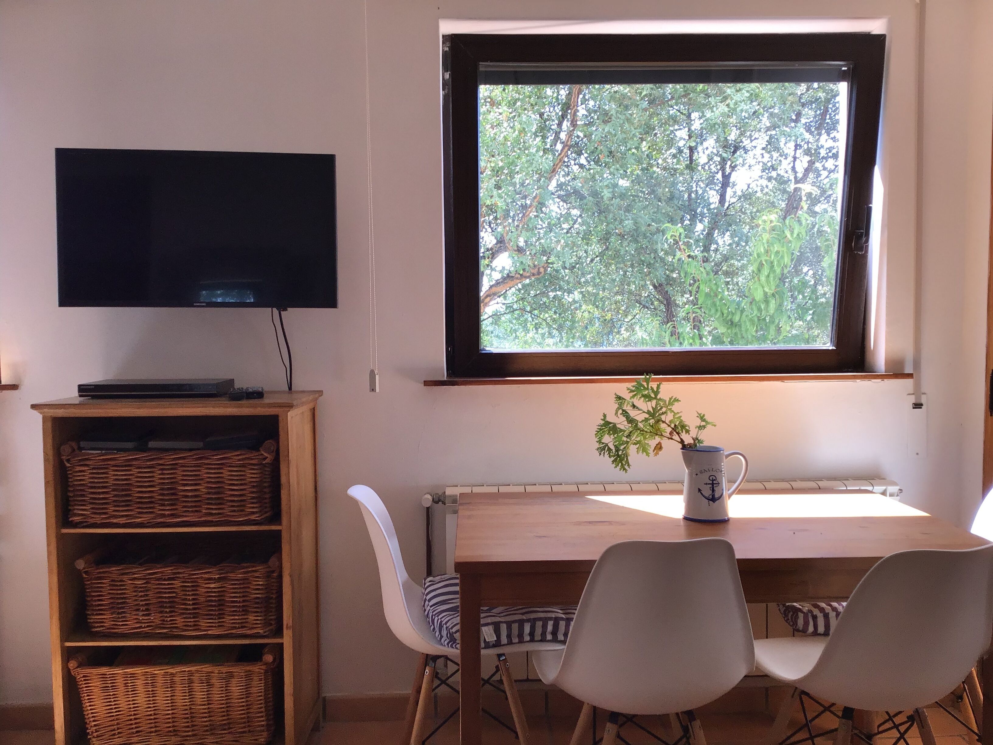 Cosy 2 bedroom apartment close to beautiful beaches and mountains