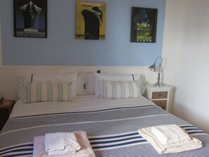 2 عدّة غرف نوم ومكواة/لوح كي وسرير سفر وواي فاي مجانًا